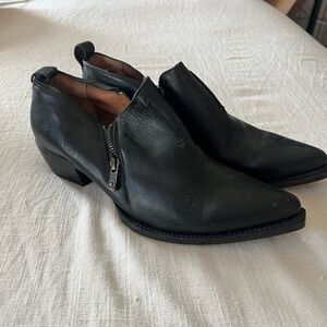 Frye Black Leather Boots Sleek Polished Finish